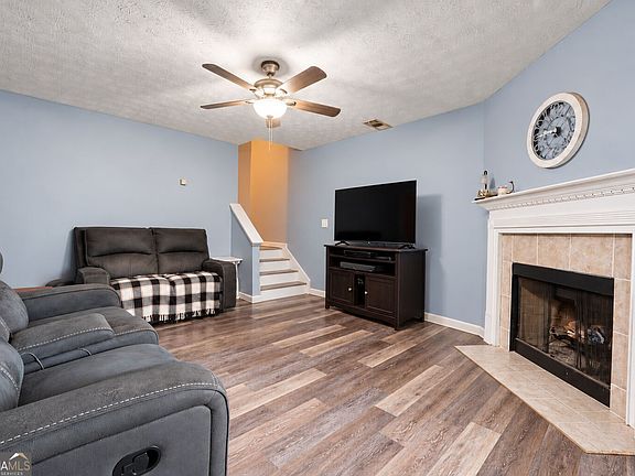 3rd image of 415 Underwood Ct