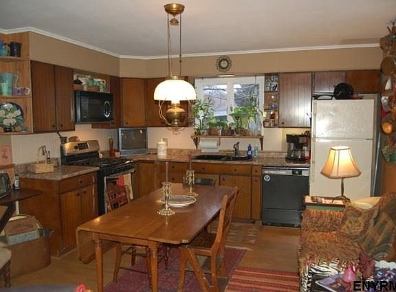 4th image of 39 Oak St