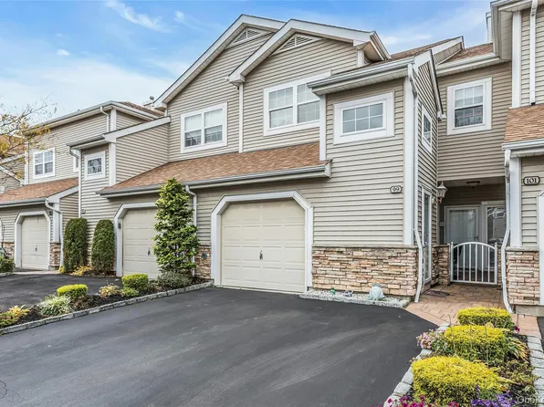 99 Carriage Lane #80A, Plainview, NY 11803