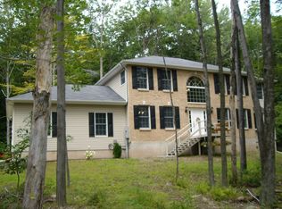 11 Country Ln, Newfoundland, PA 18445