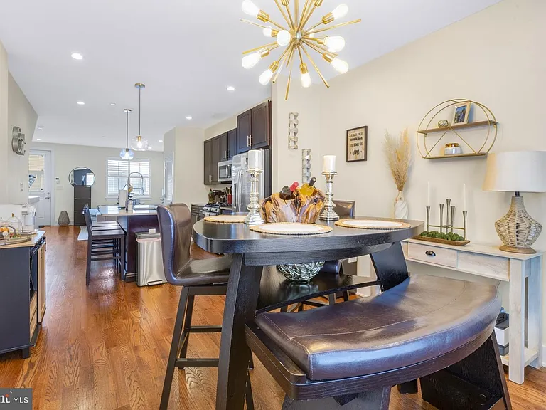 1909 E Hagert St #1 — Photo 3