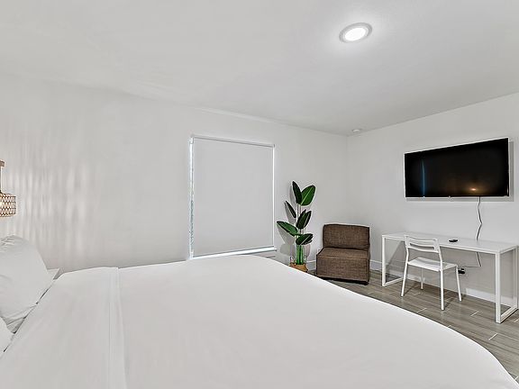 5th image of 545 Lilac Court