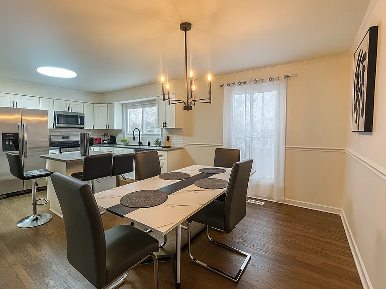 887 Saybrook Ln — Photo 8