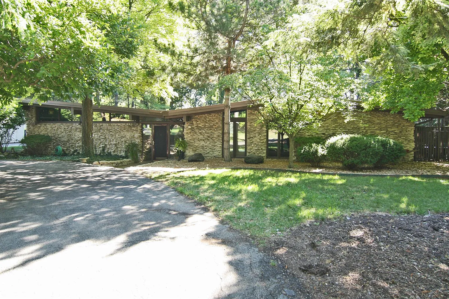 5239 Shorewood Dr photo 1