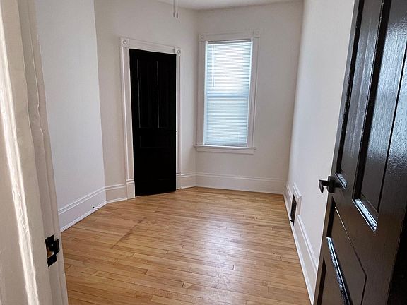 4th image of 2047 N Hubbard St