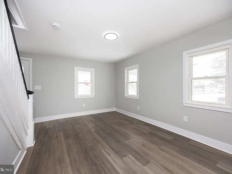 181 W 7th Ave — Photo 17