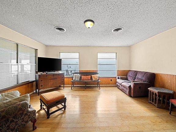 4th image of 900 Barry Dr