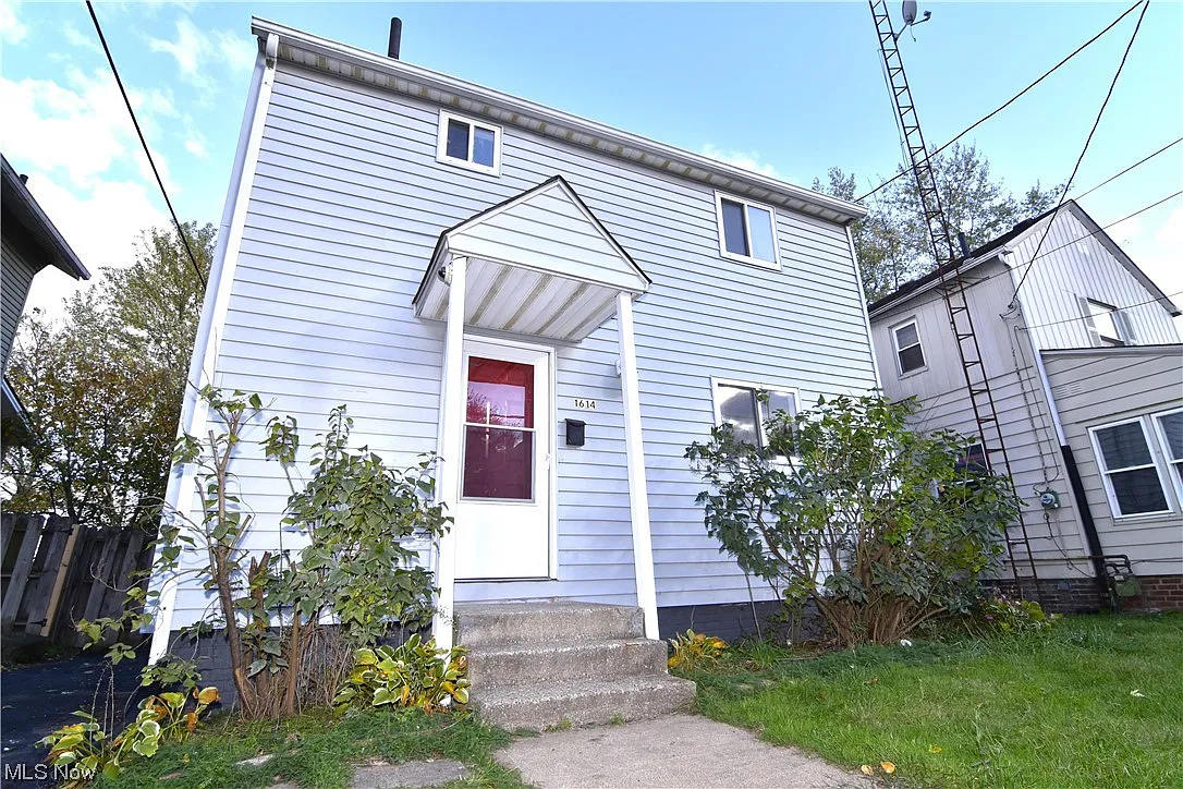 1614 Maple Ave NE photo 1