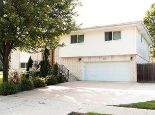 652 Hazel Ct, Roselle, IL 60172