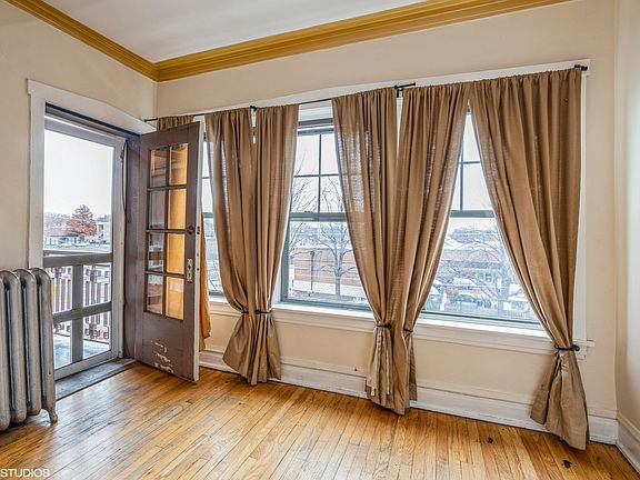 3rd image of 927 Clarence Ave APT 2