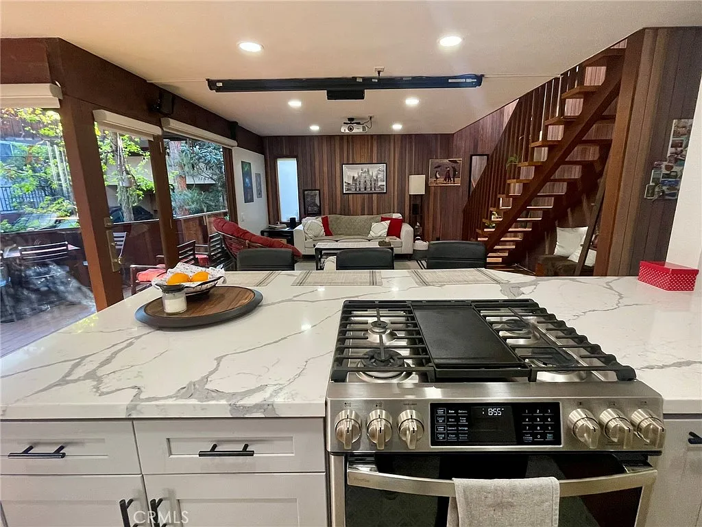 2 bed, 1.5 bath, 1016 sqft, $4,500 — Photo 3