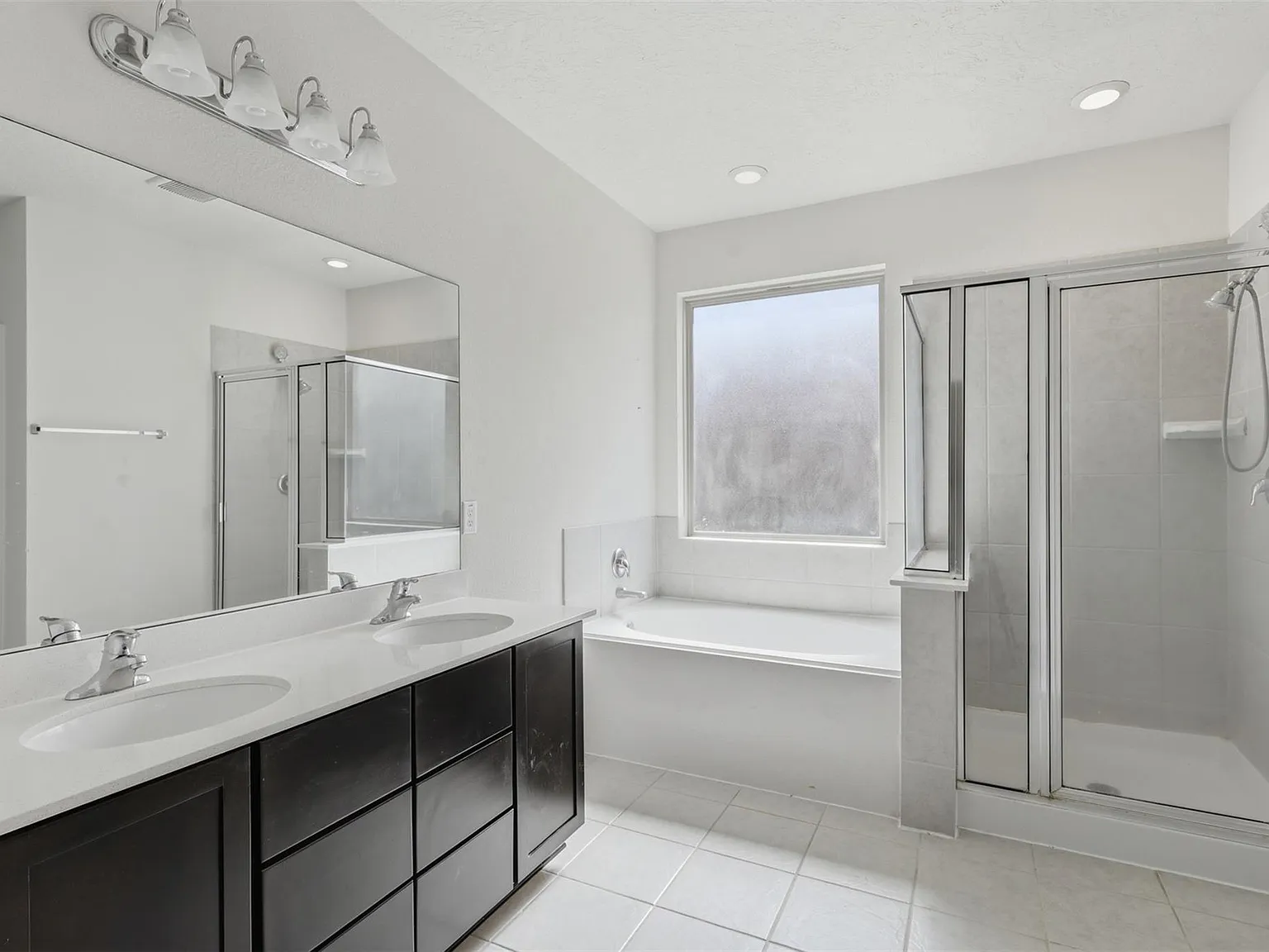 3 bed, 2.0 bath, 2112 sqft, $2,600 — Photo 4