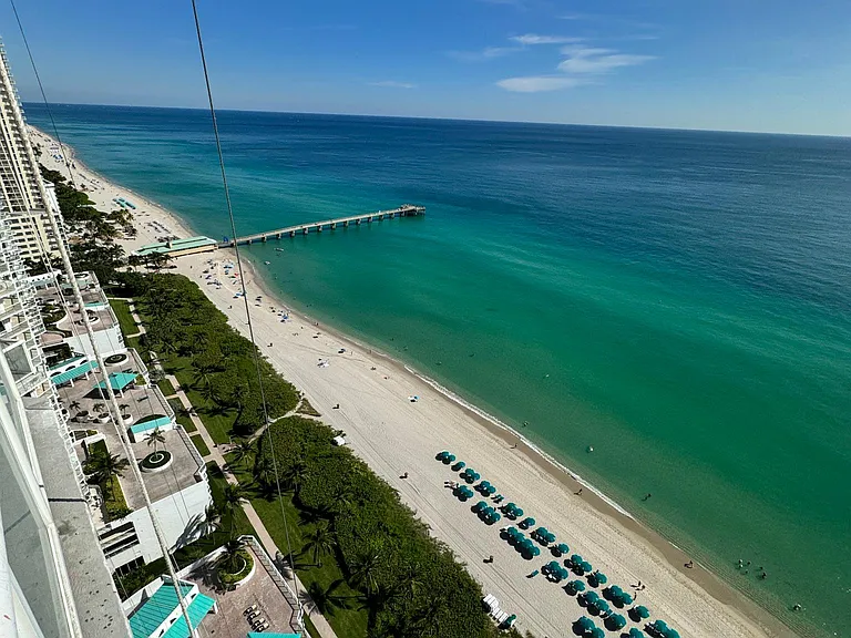 Collins Ave — Photo 1