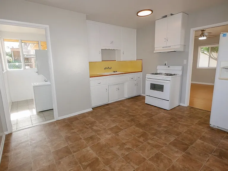 2924-2932 Suncrest Dr — Photo 9