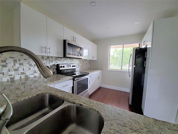 3rd image of 201 Lakeview Dr APT 201