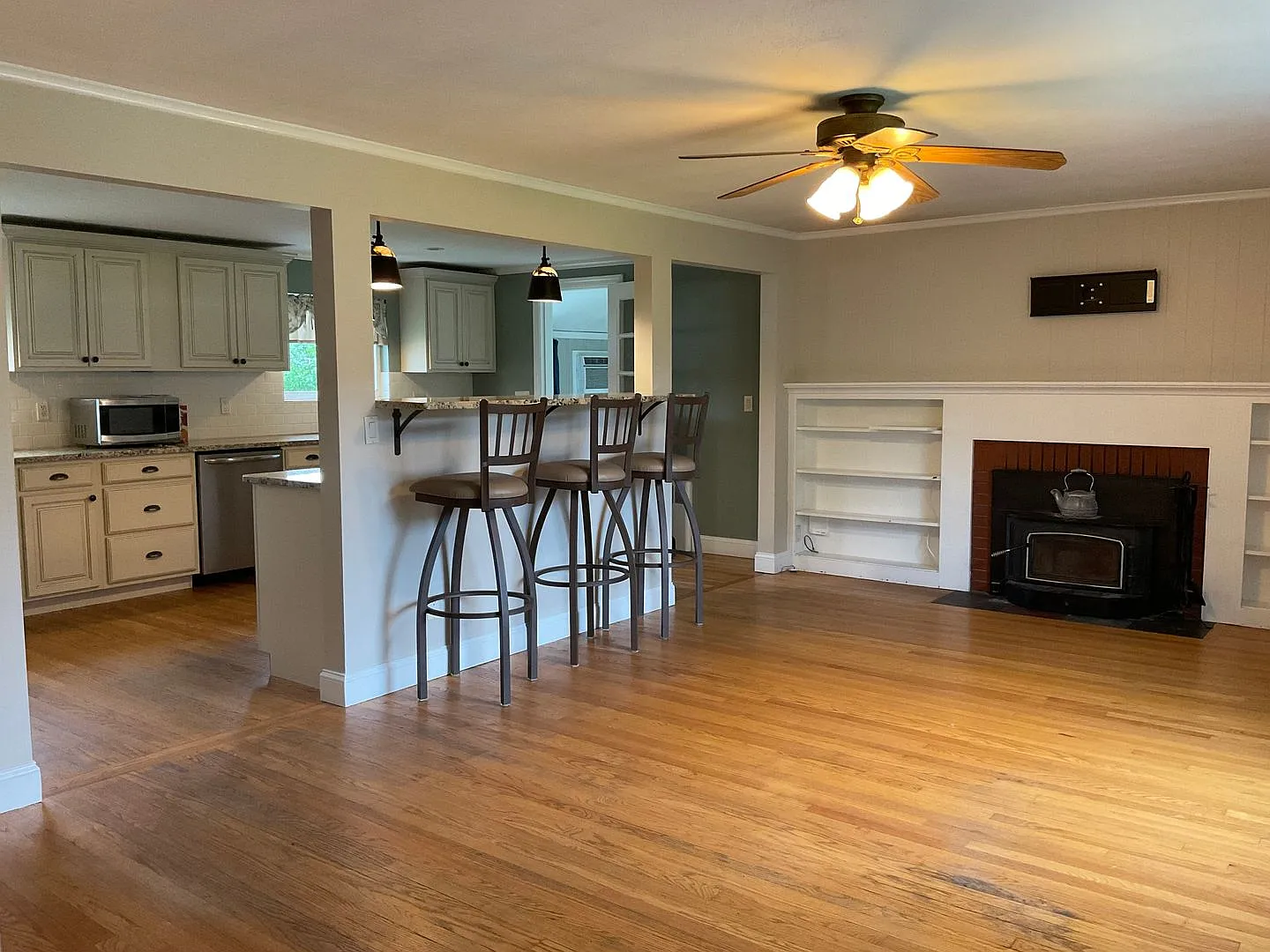 3 bedroom Ranch — Photo 3