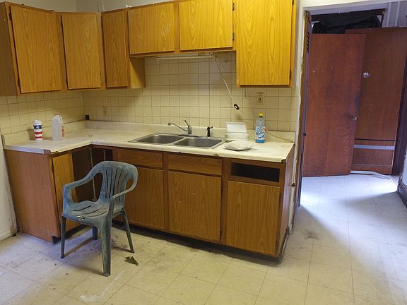 5th image of 437 N Genesee St