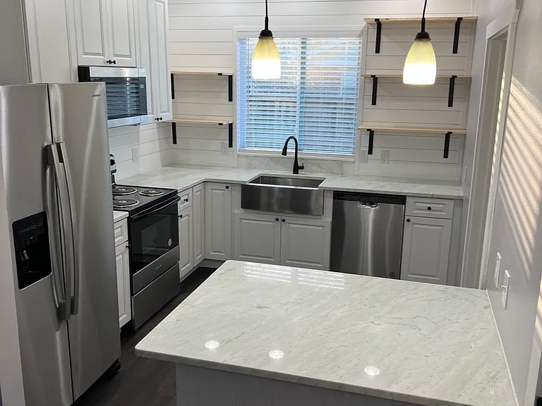 527 W Rose Ave — Photo 2