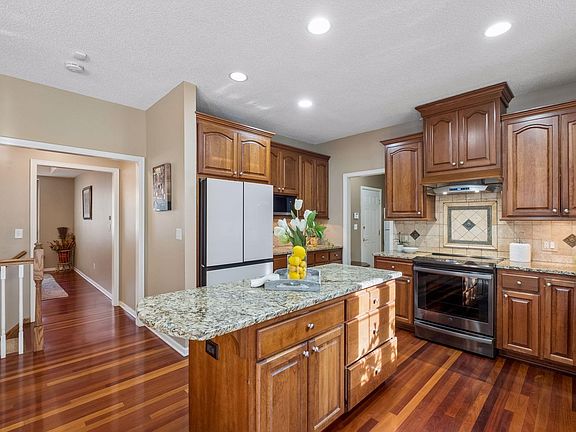 3rd image of 15016 Viewcrest Ln