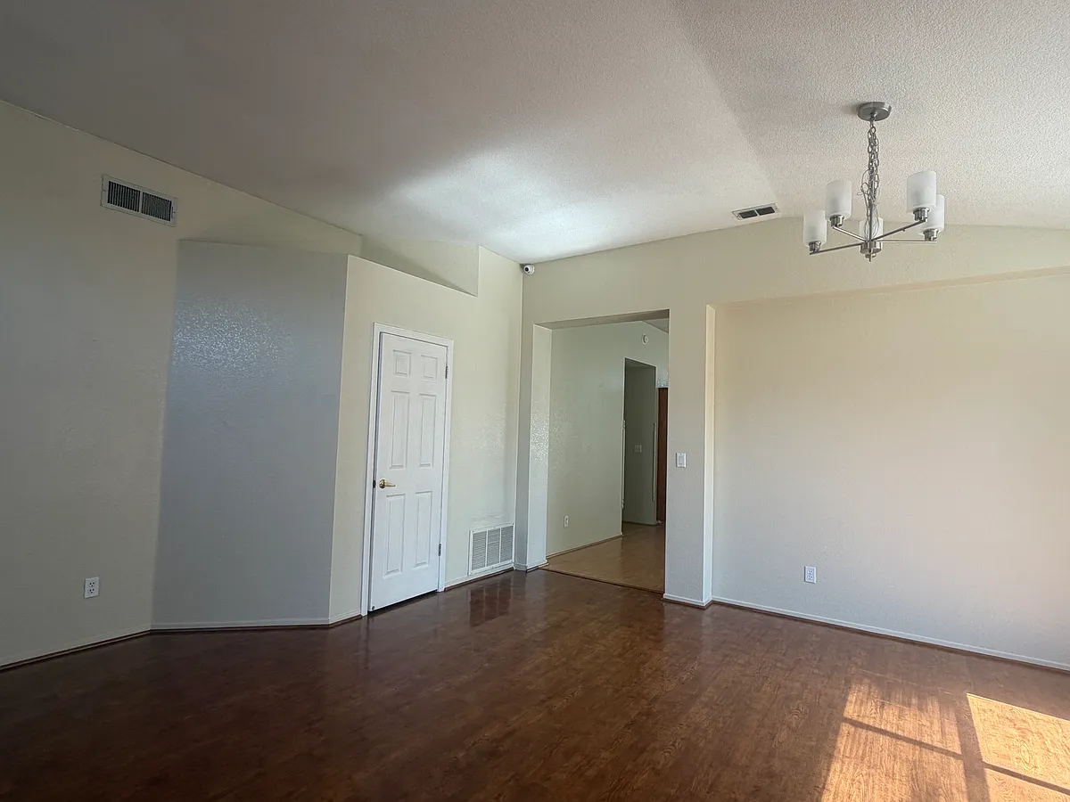 Building Photo - 9190 Lakemont Dr
