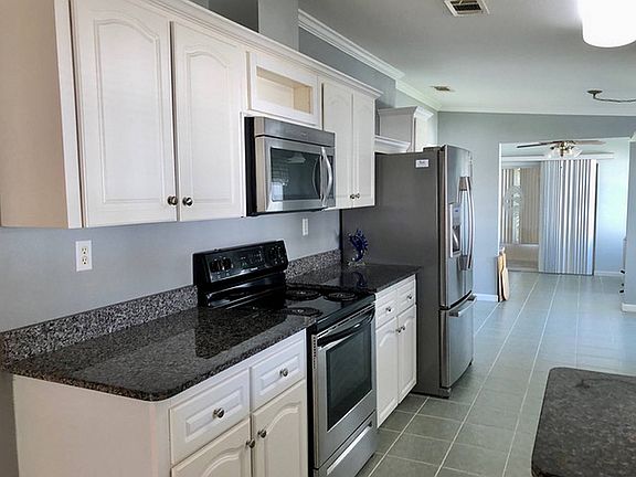 3rd image of 4 Ashbury Ln