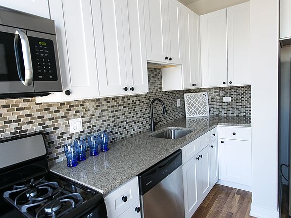 3rd image of 607 W Oakdale Ave APT 2