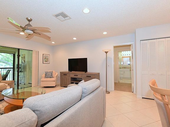 4th image of 17 E Stratford Dr Drive E #F