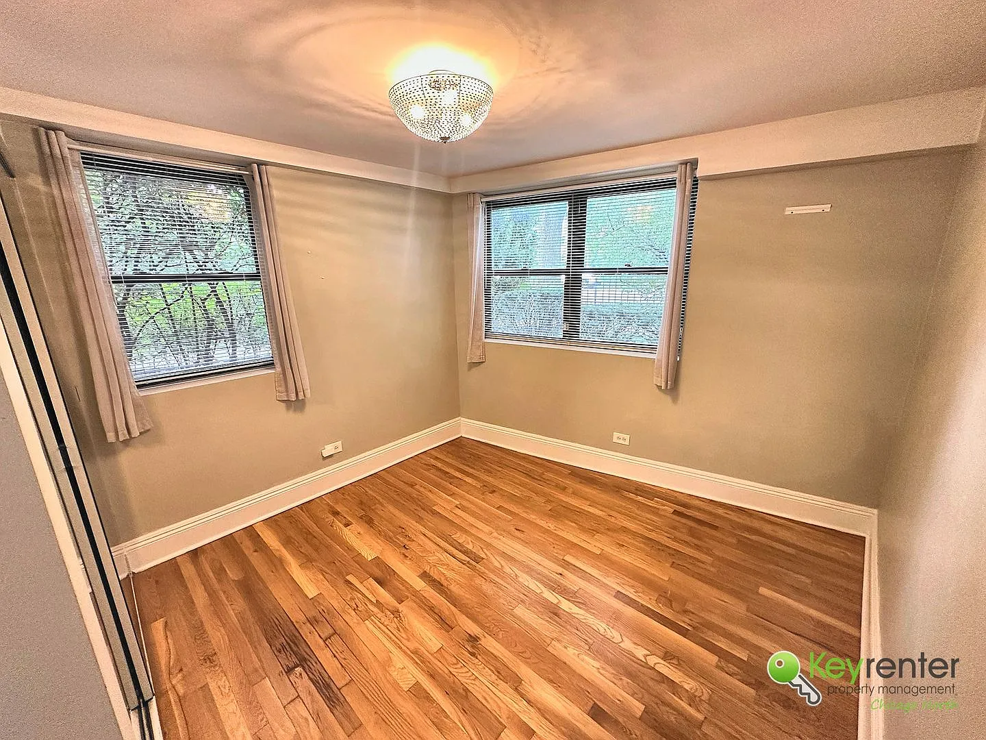 Lakefront Living in East Rogers Park! — Photo 2