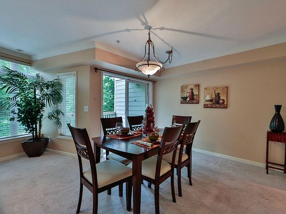 4th image of 210 10th St APT 3