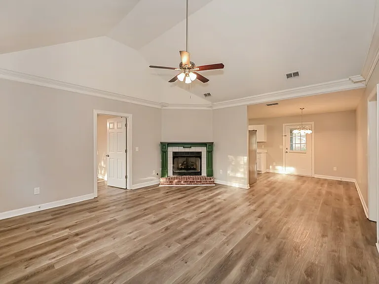 407 Cindi Ct — Photo 4