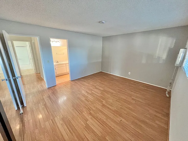 1045 E 3rd St #3 — Photo 10