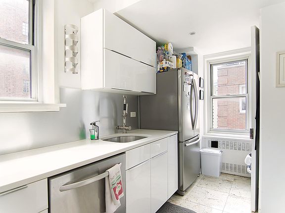 4th image of 130 E 63rd St APT 12C