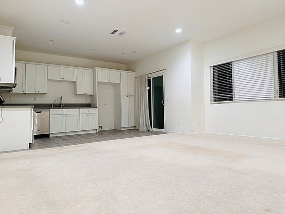 3rd image of 4483 Lilac Cir