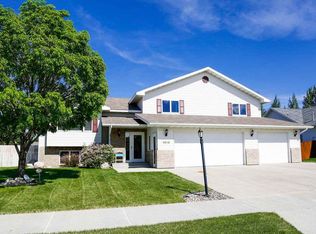 1916 Gold Ct, Minot, ND 58703