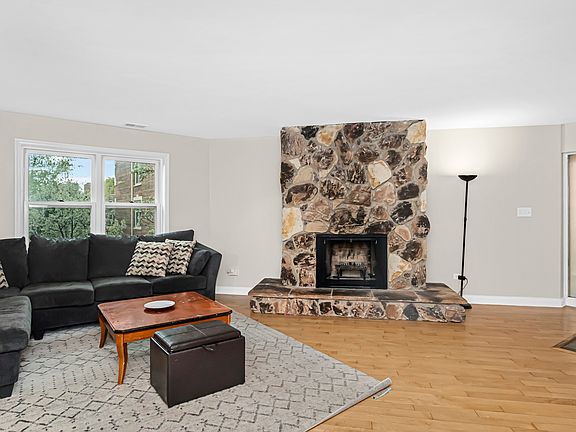 4th image of 880 Forest Ave Unit A