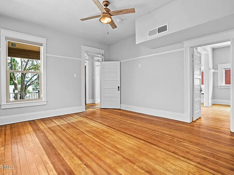 305 E River Ave — Photo 25