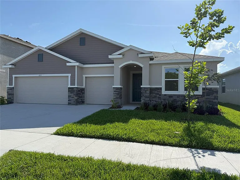2113 Warren Acres Blvd — Photo 2