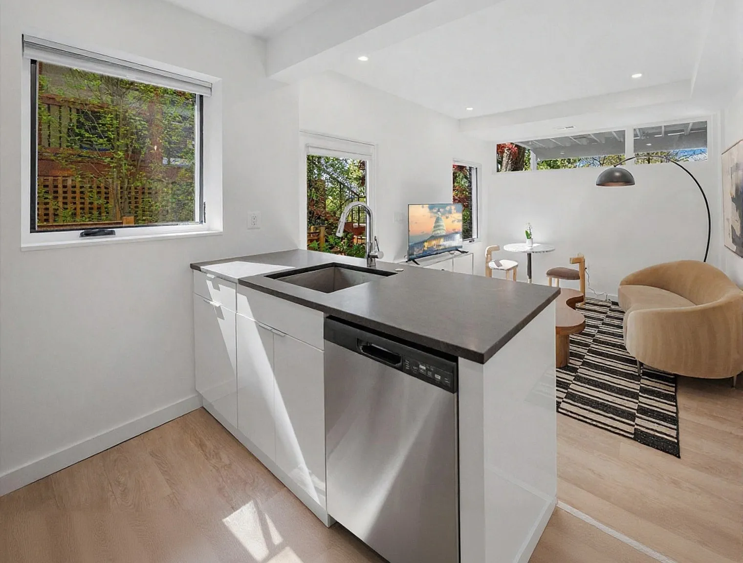 1 bed, 1.0 bath, 8072 sqft, $3,370 — Photo 3
