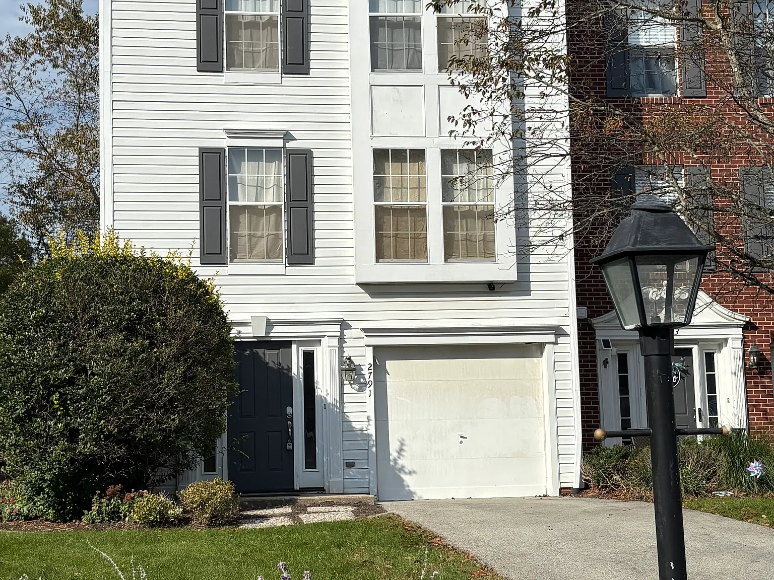 3 bed, 2.5 bath, 1376 sqft, $2,700 — Photo 2