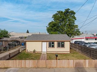 145 S Magnolia Ave, Farmersville, CA 93223