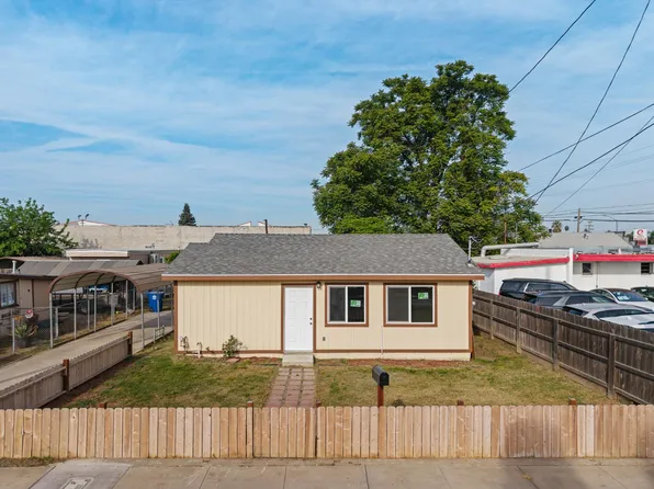 145 S Magnolia Ave, Farmersville, CA 93223