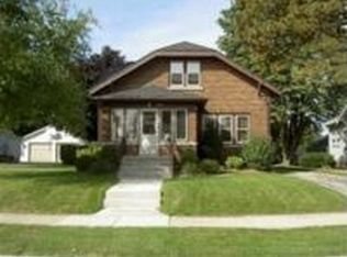 946 N 10th St, Manitowoc, WI 54220