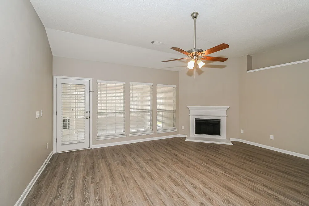 3 bed, 2.0 bath, 2131 sqft, $2,195 — Photo 3