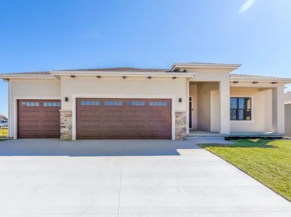 1124 Juniper Ln, Lawrence, KS 66049