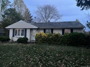 2909 Falcon Ave, Medford, NY 11763