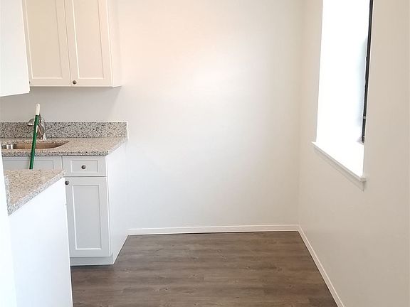 WINDOWED KITCHEN