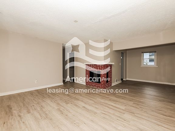 1006050_002_living_room_3.jpg
