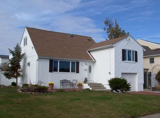 491 Ross Pl, Oceanside, NY 11572