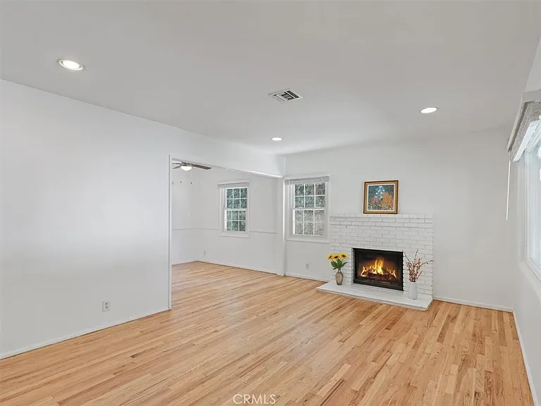 15460 Sylvan St — Photo 6