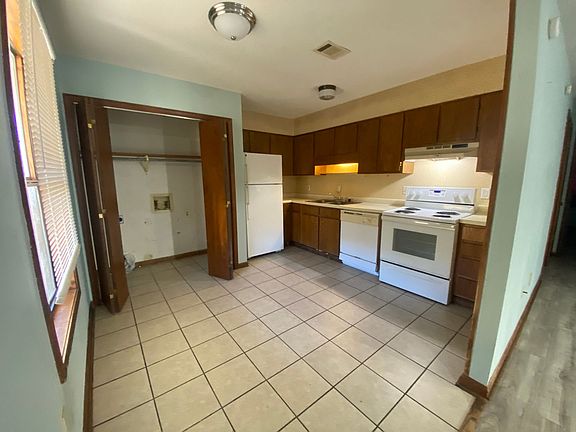 3rd image of 710 Meadowbrook St